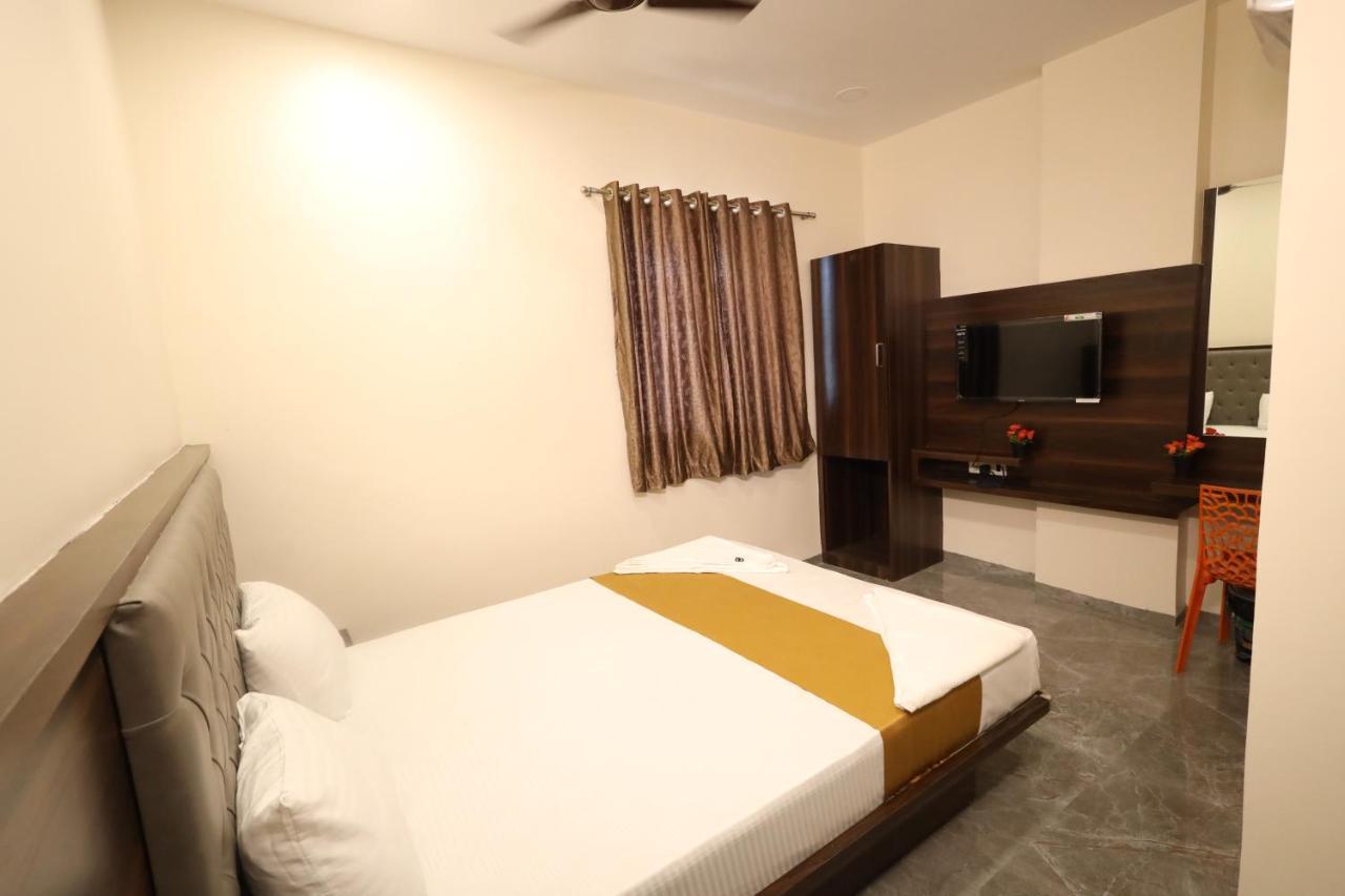 R K Residency Mahape Hotel Navi Mumbai Bagian luar foto