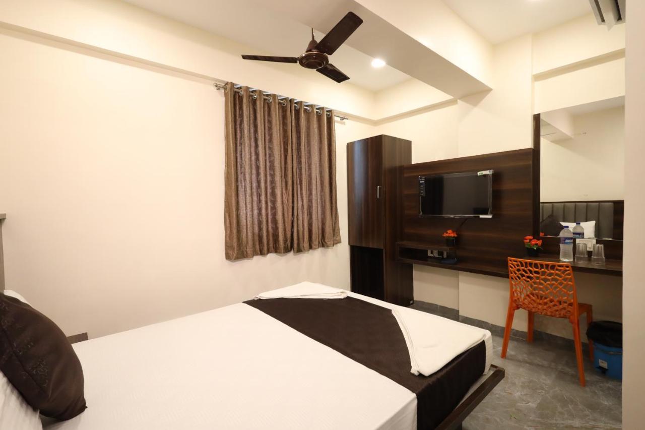 R K Residency Mahape Hotel Navi Mumbai Bagian luar foto